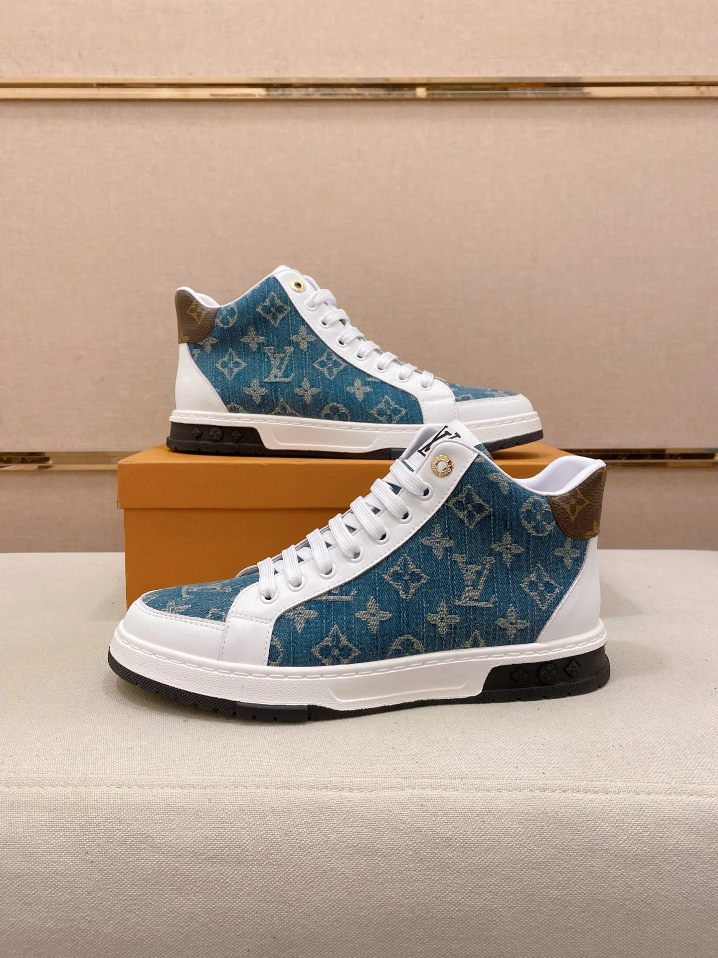 Factory price: 420 men's shoes💰🇮🇹🇮🇹LV Louis Vuitton. The latest fashionable casual shoes are popular in physical stores. New spring and summer comfortable imported custom original cowhide, unique jacquard fabric element design. With sheepskin lining, Lv original bottom, [sun][sun] high-end packaging and high quality💪Details determine the quality, you can enter and exit the counter at will, welcome to compare🇮🇹Size 38-44
